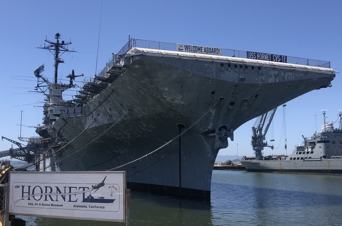 A hadrendből kivont USS Hornet repülőgép-hordozó, ami jelenleg múzeumként működik Alameda város mellett