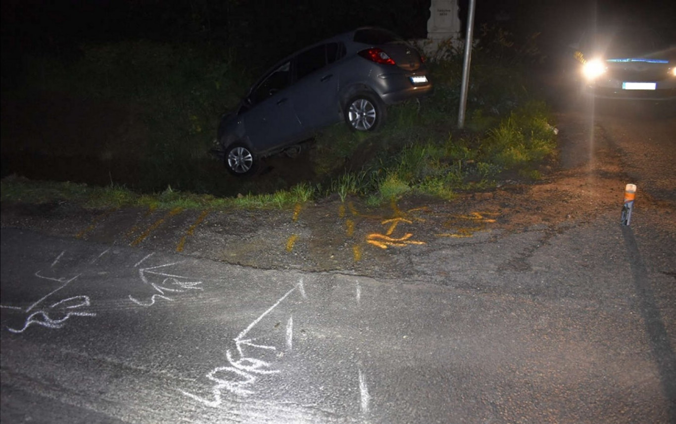 Árokba hajtott egy részeg sofőr, de azt mondta, nem ivott, csak megevett 1 kiló rumos csokit
