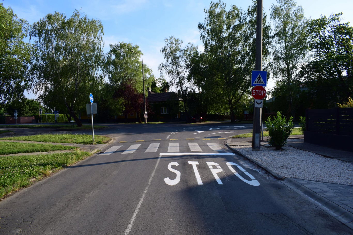 Egy napig sem hagyták élni a zseniális útburkolati jelet, ami felrakta volna Kalocsát a térképre