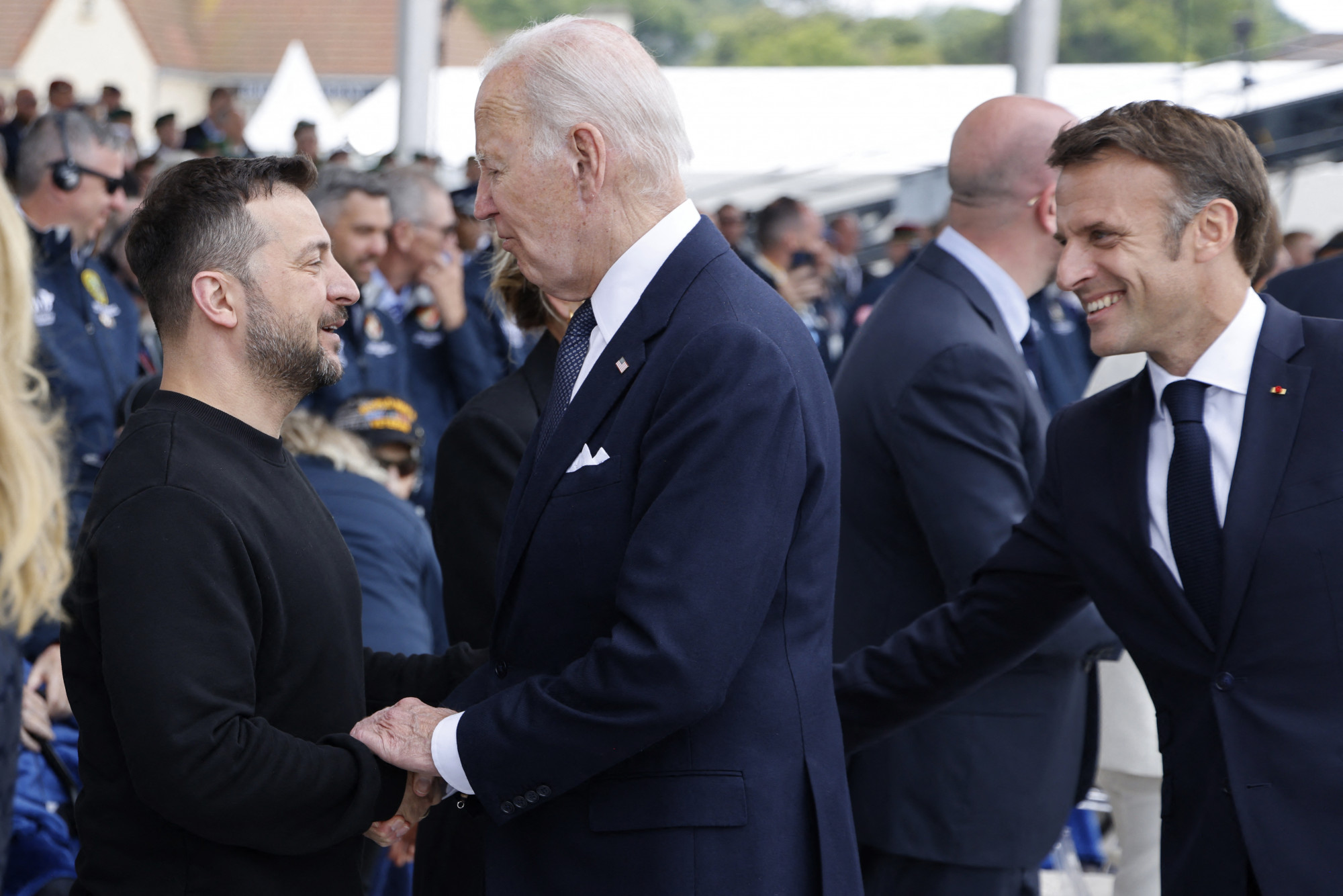 Joe Biden Párizsban bocsánatot kért Zelenszkijtől
