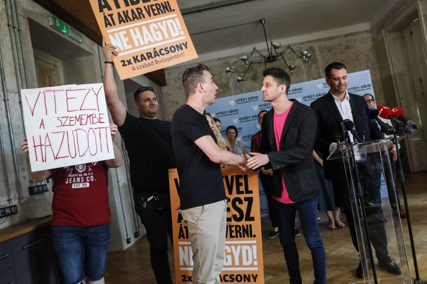 „Vitézyvel a Fidesz át akar verni” feliratú táblákkal zavarta meg a főpolgármester-jelölt sajtótájékoztatóját a Párbeszéd