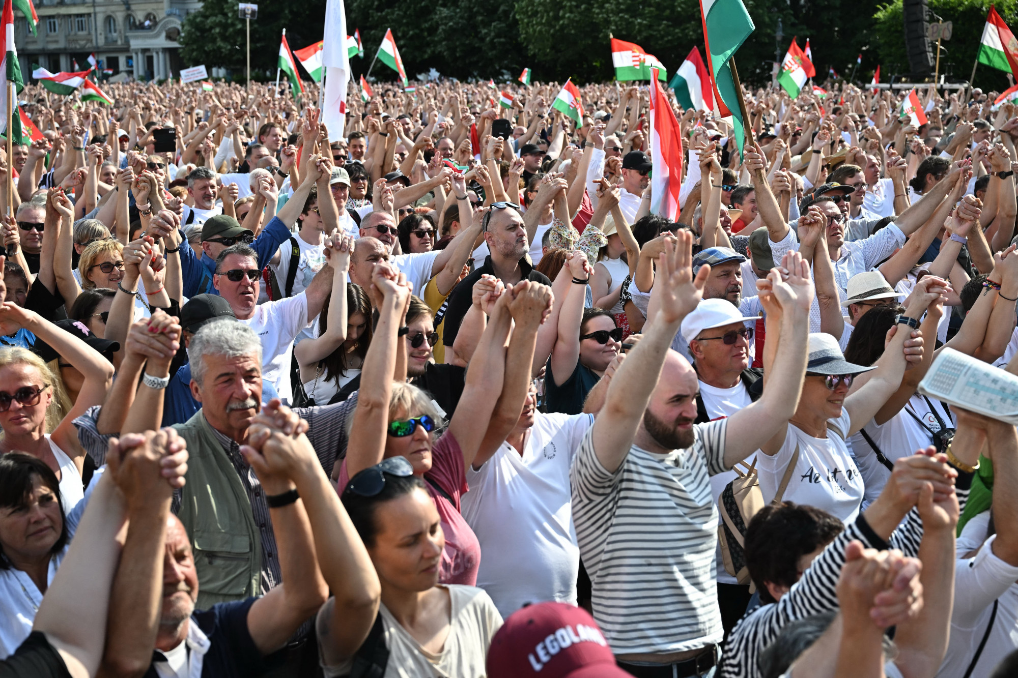 A Tisza és a Fidesz is az integrálatlan embereknek ad közösséget