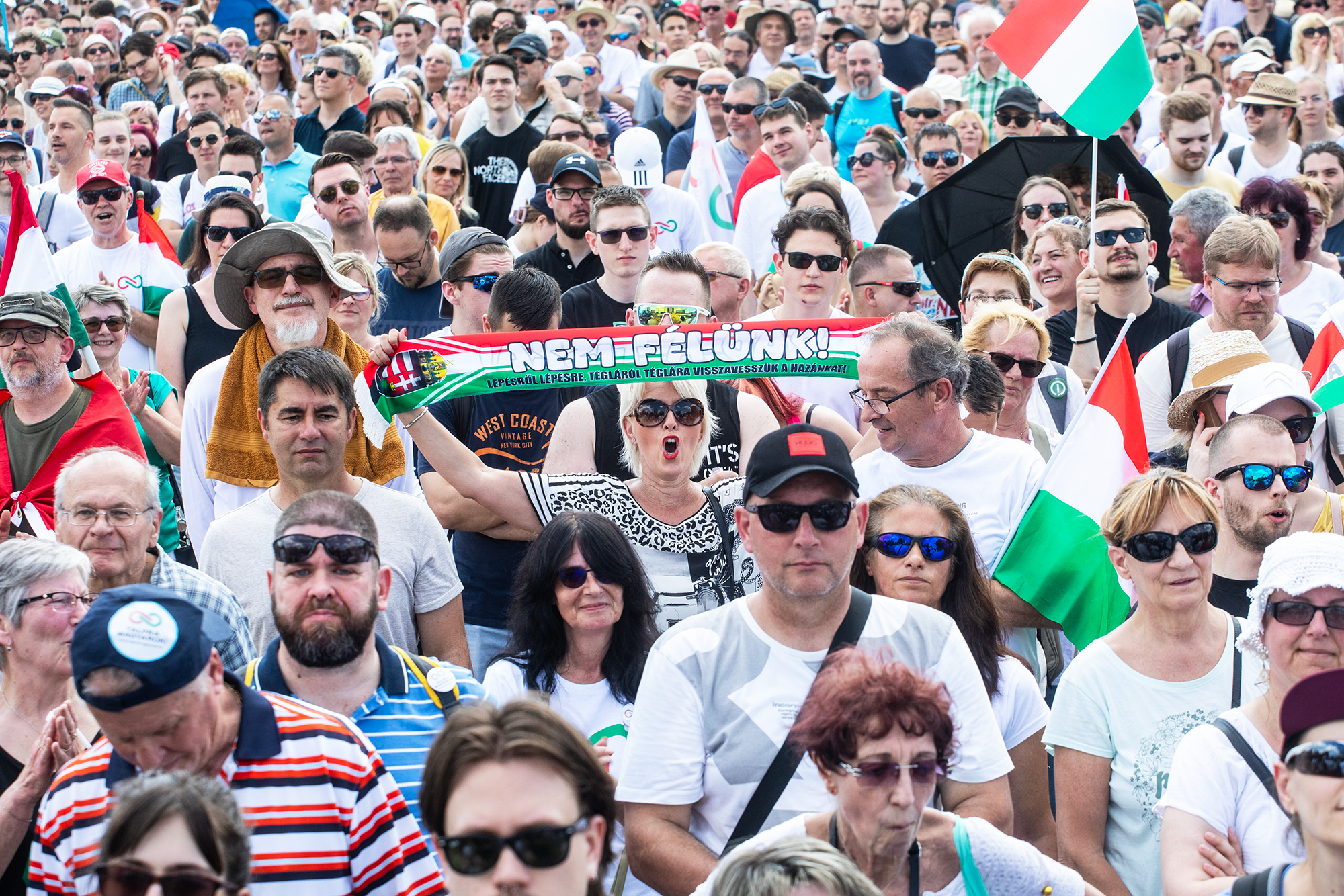A tömeg Magyar Péter és a Tisza Párt június 8-i kampányzáró eseményén a Hősök terén