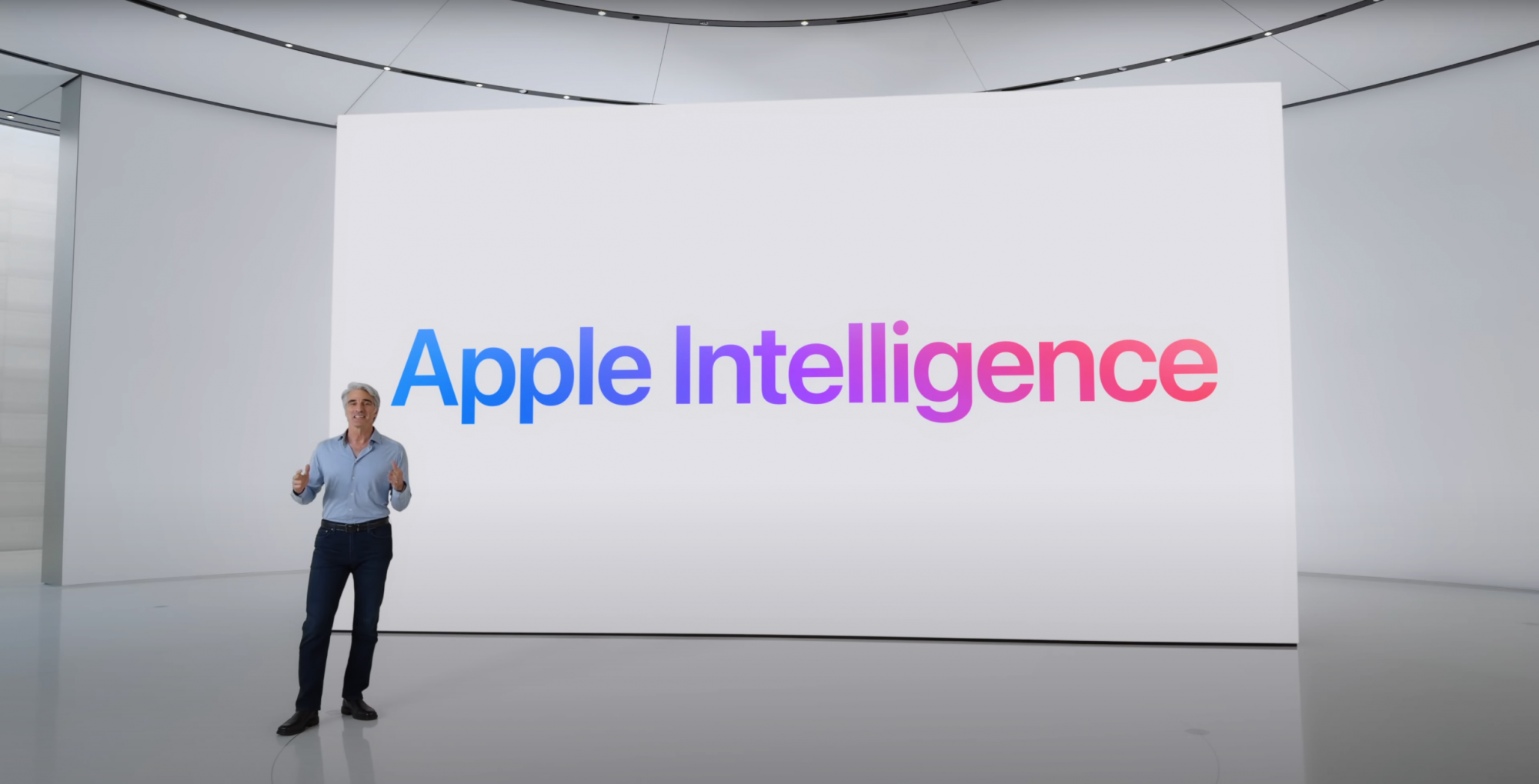Craig Federighi, az Apple vezető szoftvermérnöke bemutatja az Apple Intelligenciát