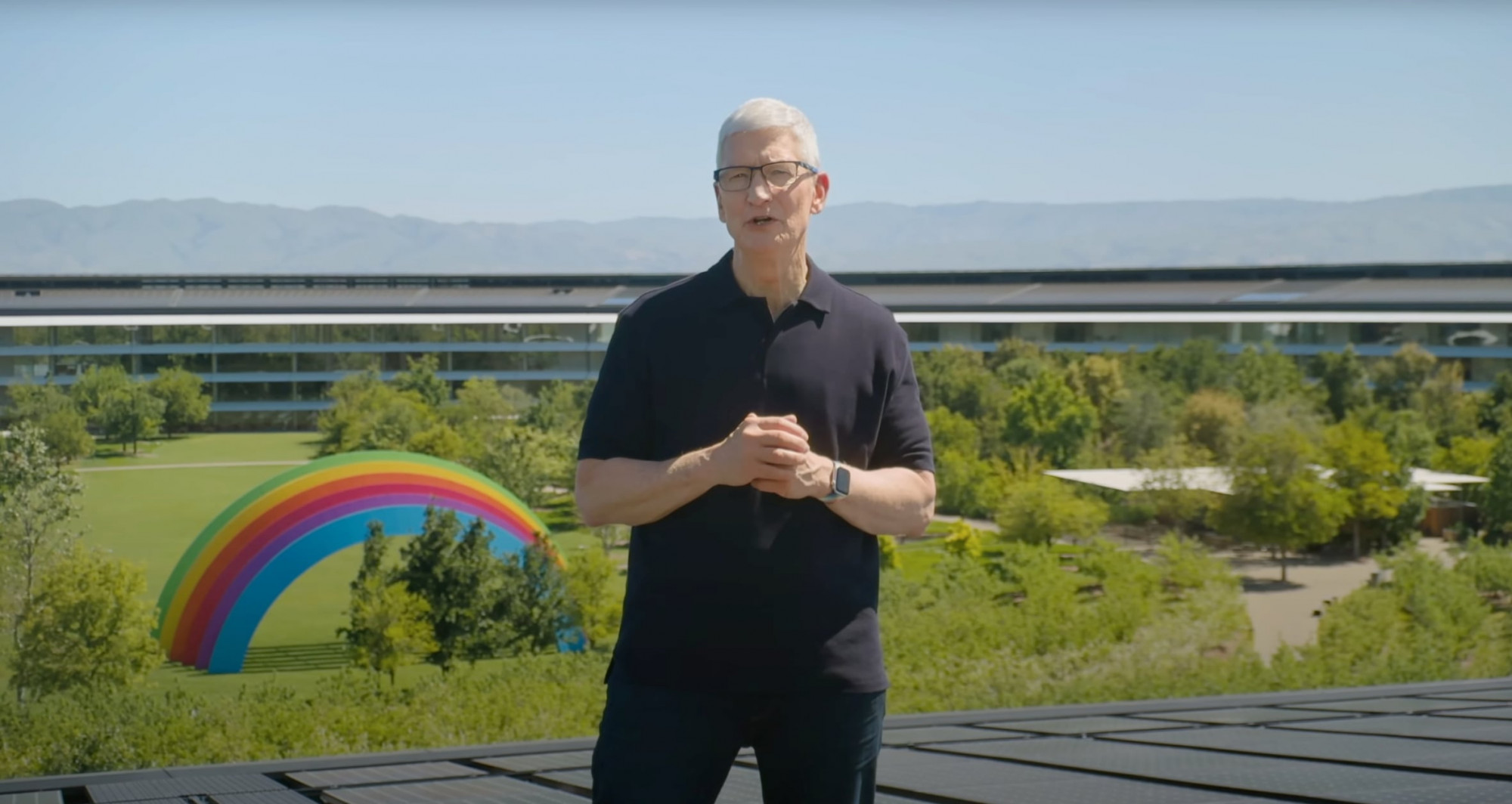 Tim Cook, az Apple vezérigazgatója az Apple Park campus tetejéről nyitotta meg a WWDC konferenciát