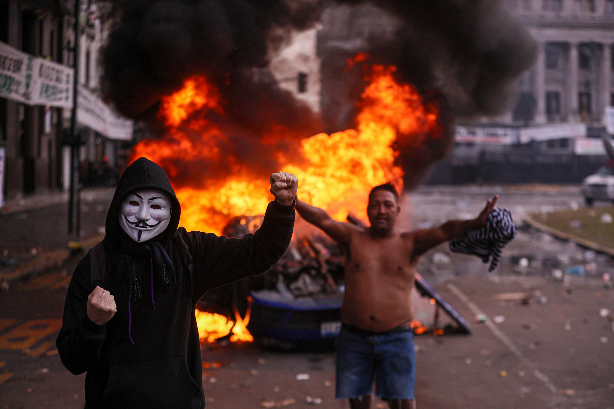 Csatatér lett Buenos Aires, rendőrökkel csapnak össze a megszorítások ellen tiltakozó tüntetők