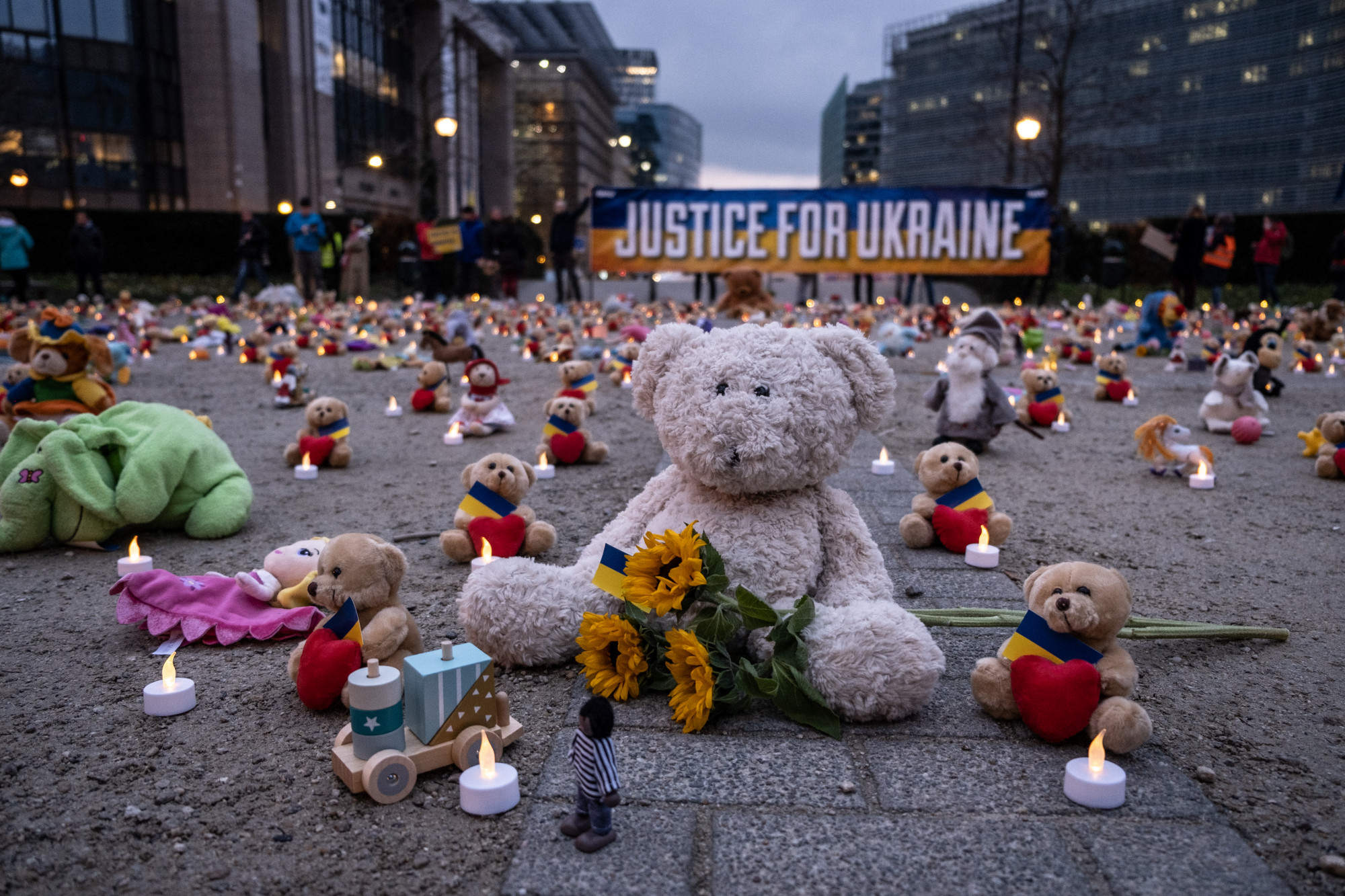 Az Oroszországba hurcolt ukrán gyerekekért meghirdetett civil tiltakozás Brüsszelben 2023 februárjában.