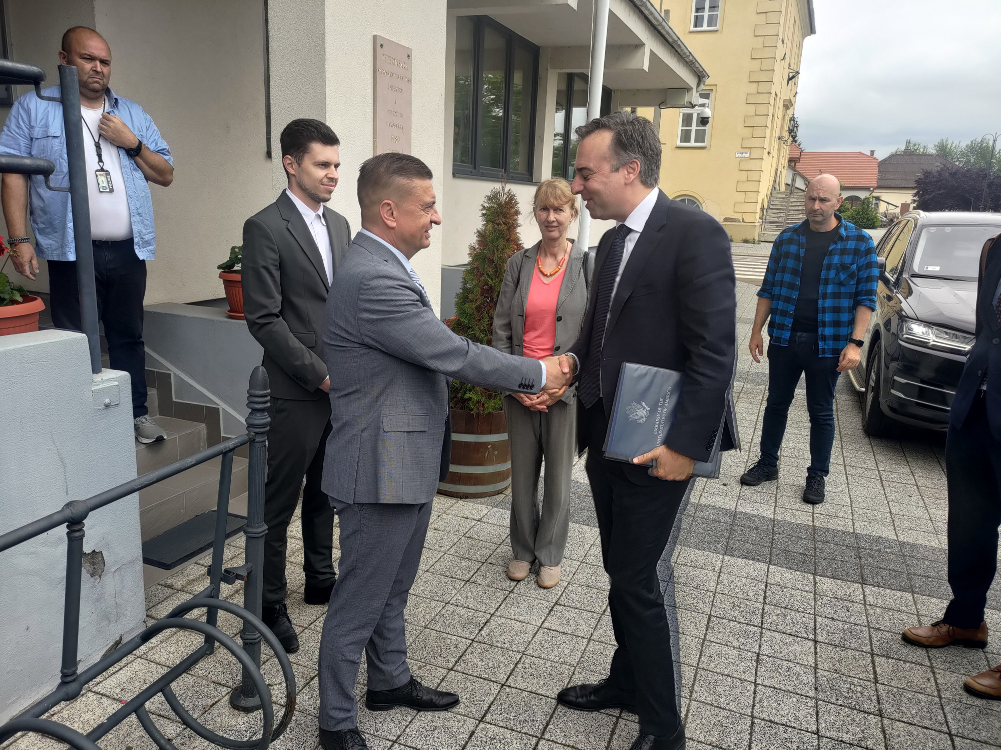 Pétervására polgármestere megmutatta David Pressmannak a vendégházát, amire 50 milliós uniós támogatást kapott