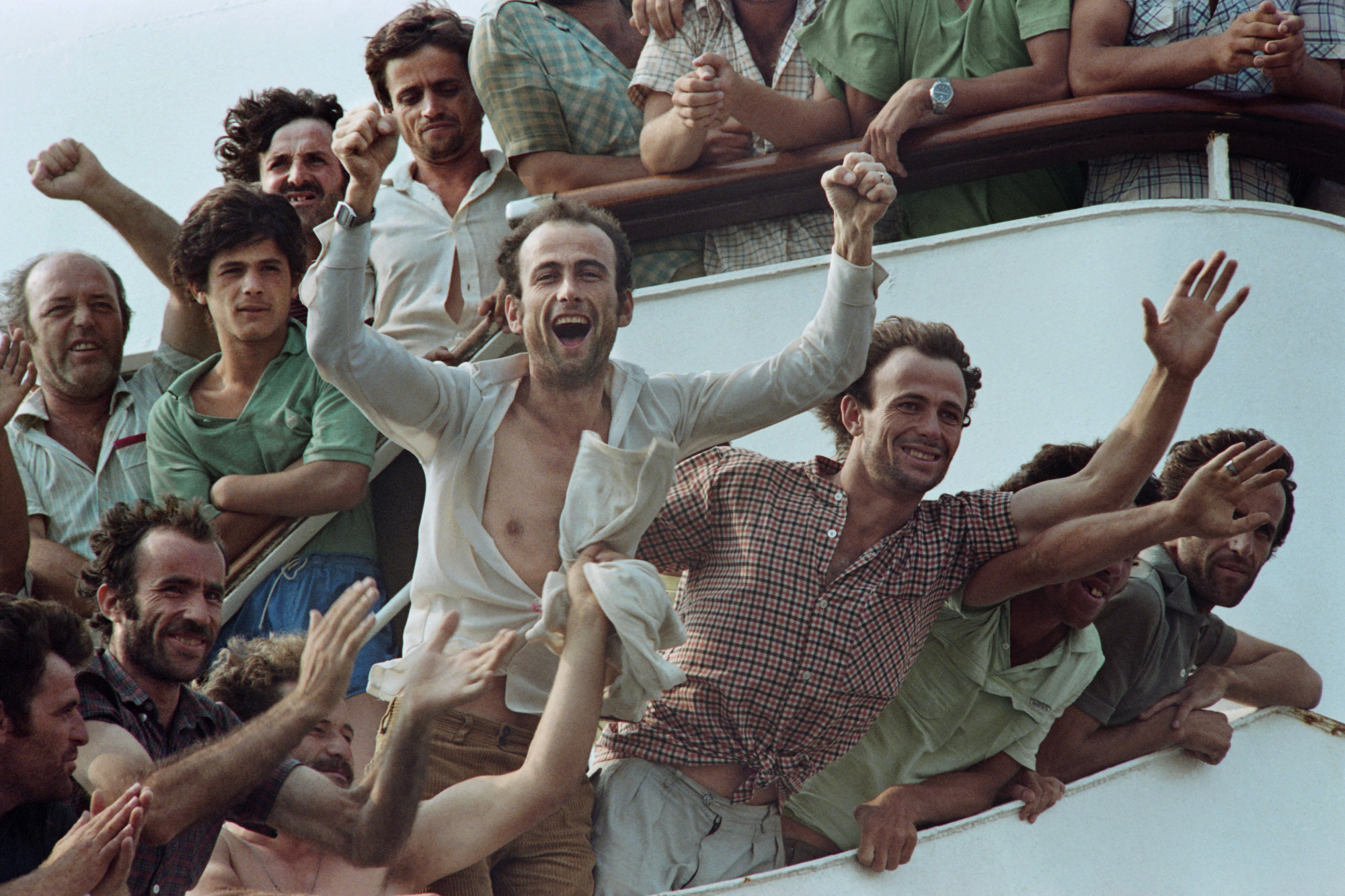 Albán menekültek érkeznek az olasz Espresso Grecia hajón, 1990-ben