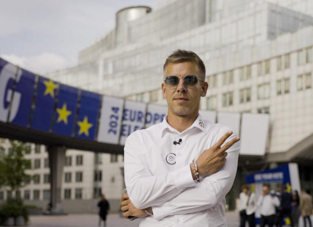 Magyar Péter az Európai Parlament brüsszeli épülete előtt júniusban