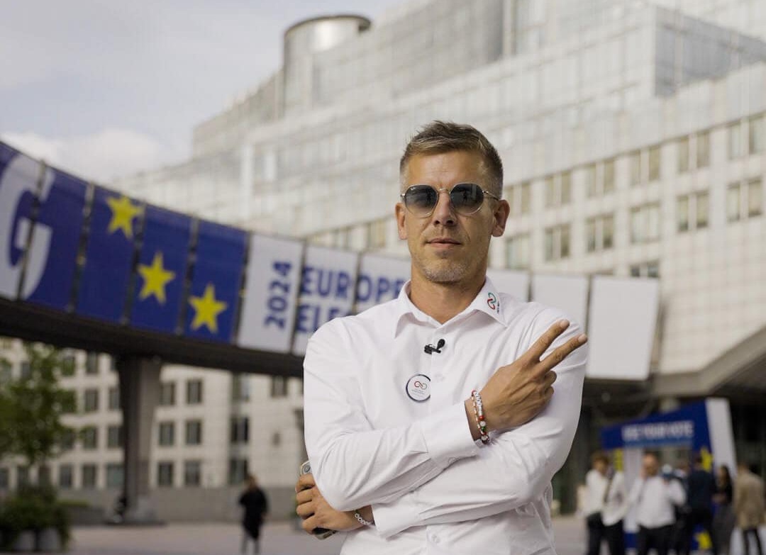 Magyar Péter az Európai Parlament brüsszeli épülete előtt