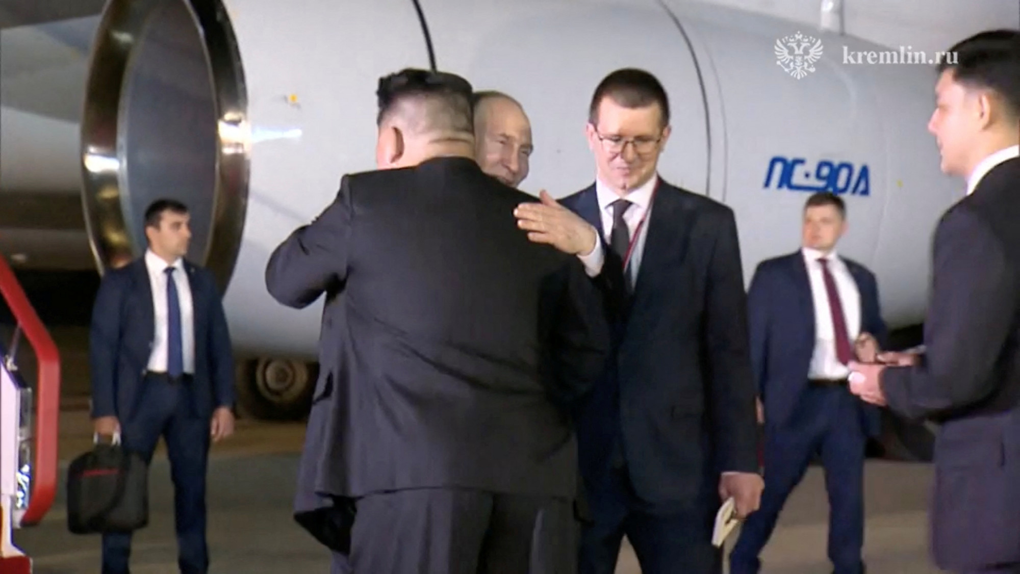 Az észak-koreai diktátor öleléssel fogadta a Phenjanba látogató orosz diktátort