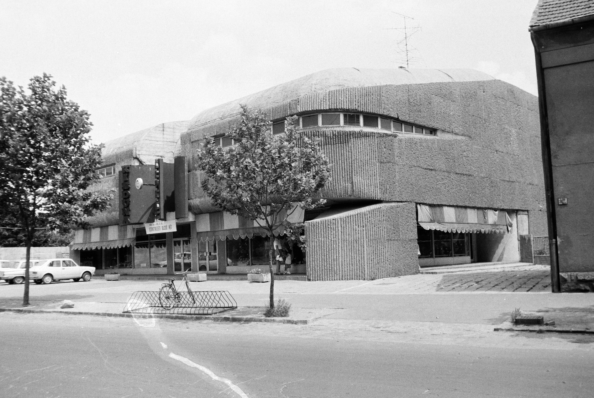 Győr, Bartók Béla út 5., Kis-Duna Áruház, Makovecz Imre terve, 1975