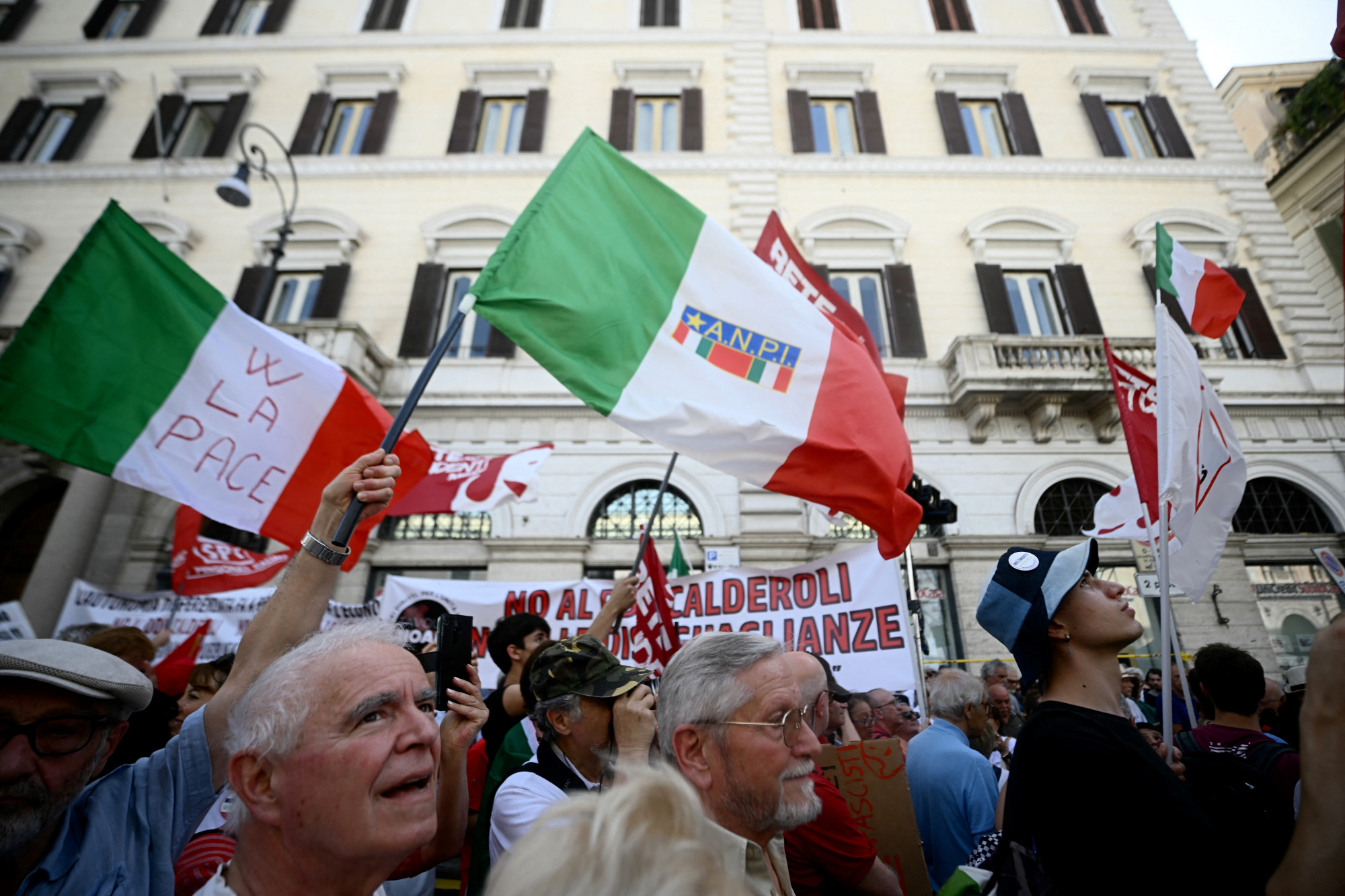 Ellenzéki tüntetés Rómában a tervezett alkotmánymódosítások ellen.
