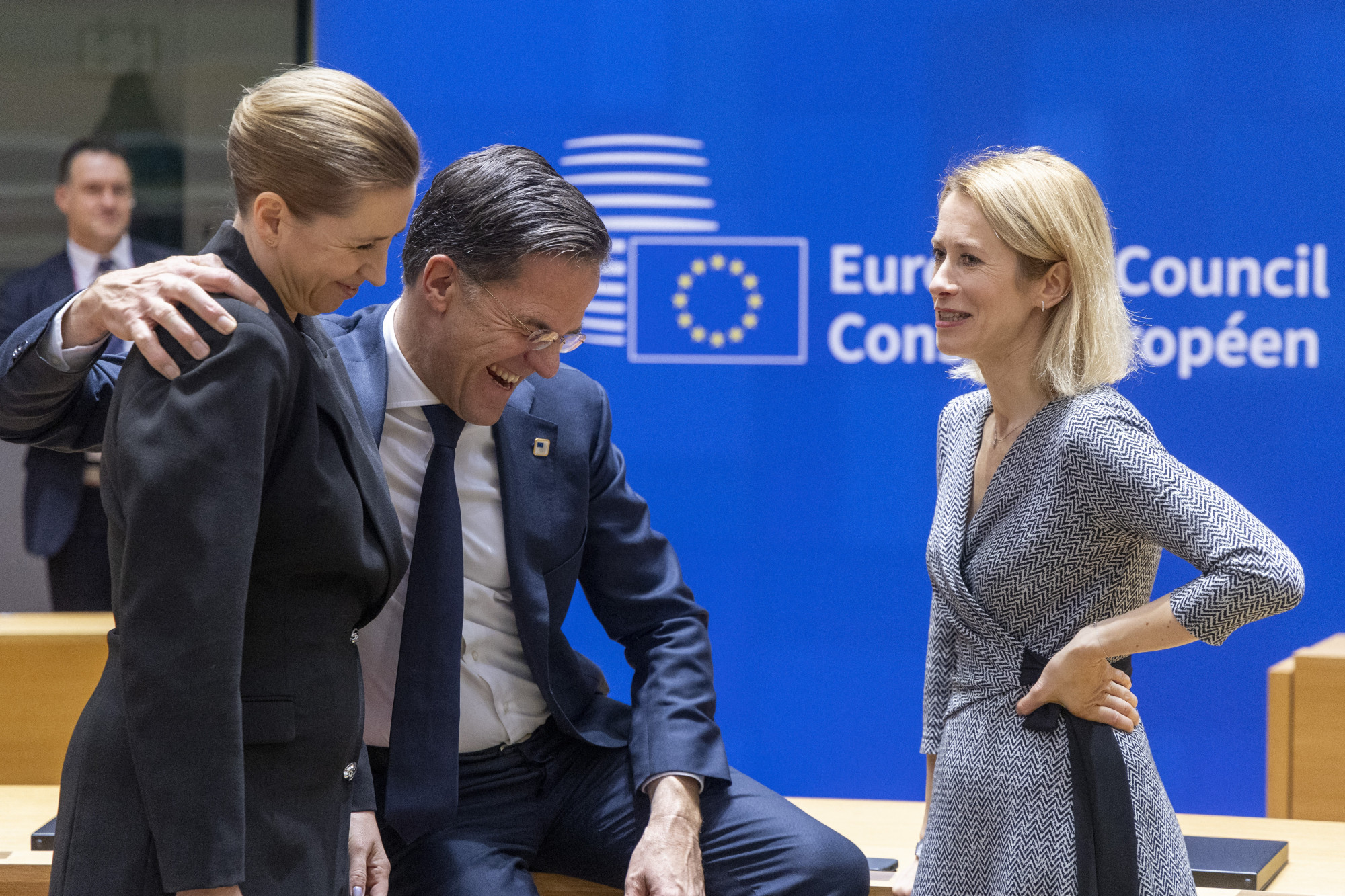 Mette Frederiksen dán, Mark Rutte holland és Kaja Kallas észt miniszterelnök nevetgél - utóbbi szintén pályázott volna a NATO-főtitkári posztra, de túl radikálisnak számít