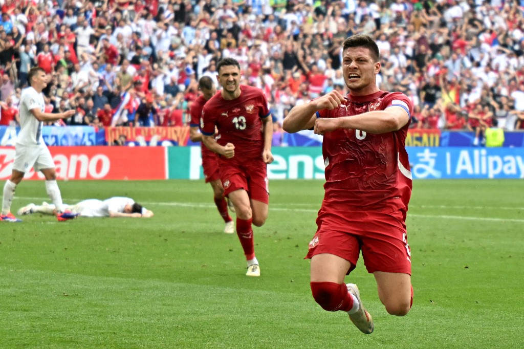 Szerbia egy utolsó pillanatban lőtt góllal tartja életben továbbjutási álmait