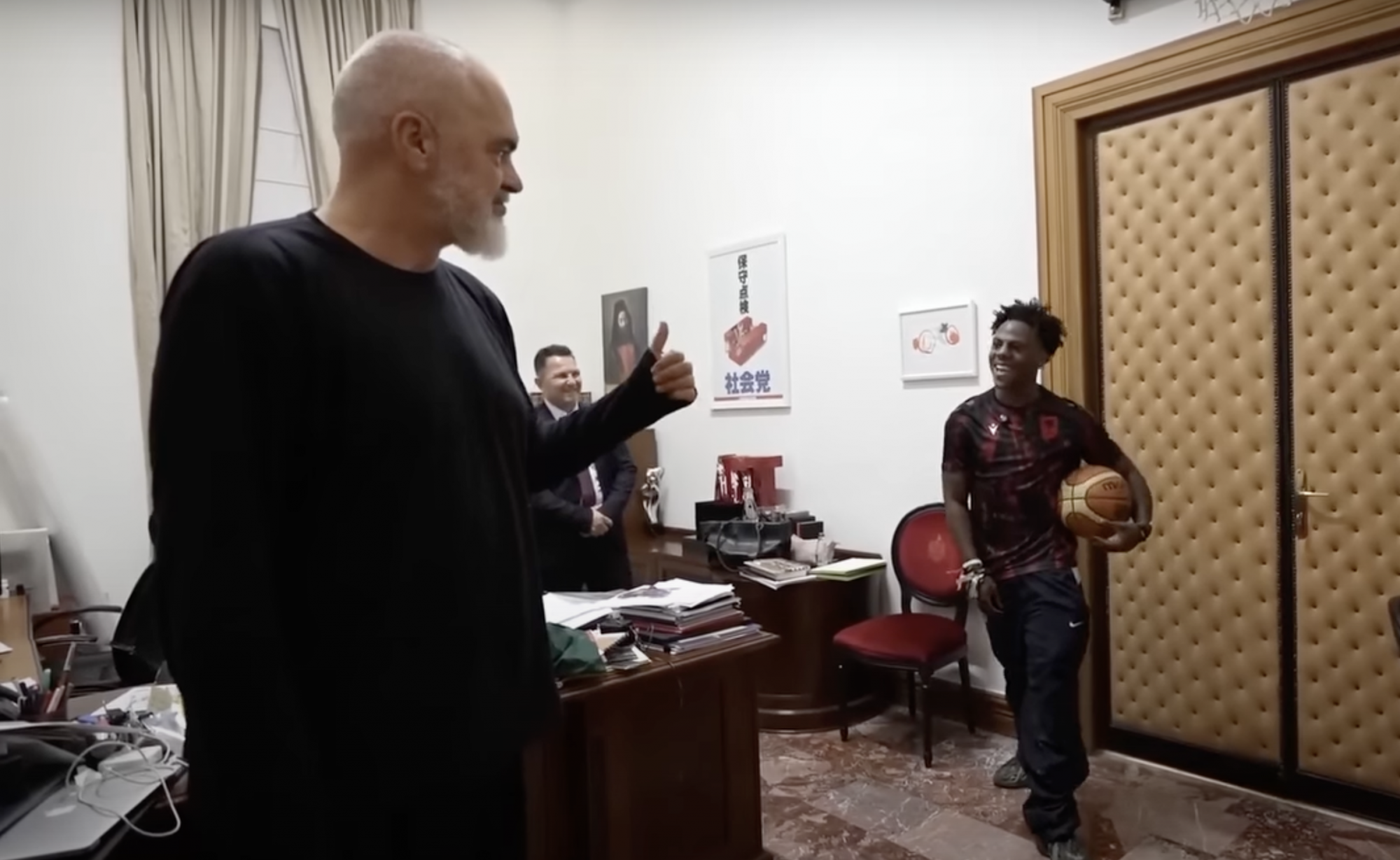 Az albán miniszterelnök irodájában kosarazott az egyik legnépszerűbb amerikai streamer