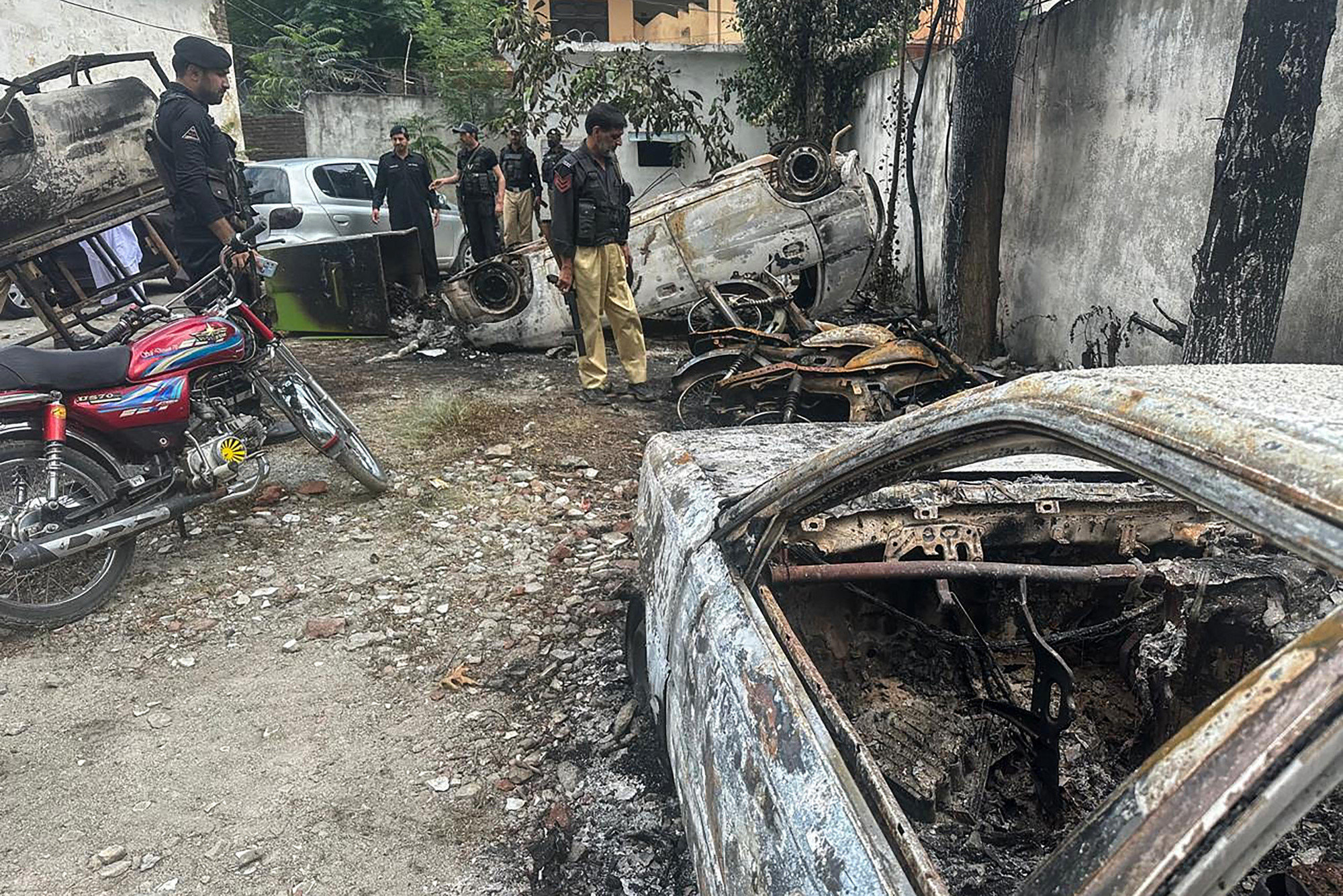 Több száz pakisztáni elkapott egy turistát, meztelenül vonszolta végig az utcán, aztán felgyújtotta