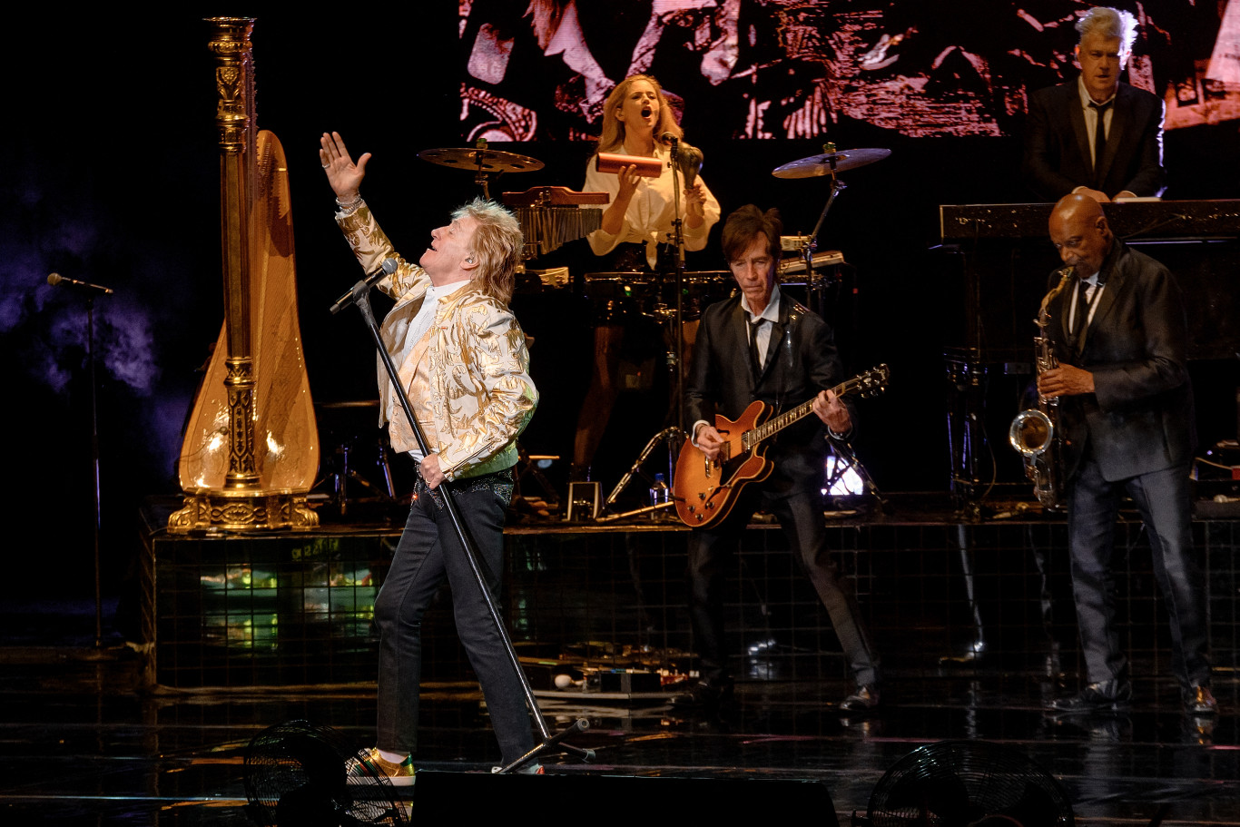 Zelenszkij képére fütyülni kezdett a tömeg Rod Stewart budapesti koncertjén