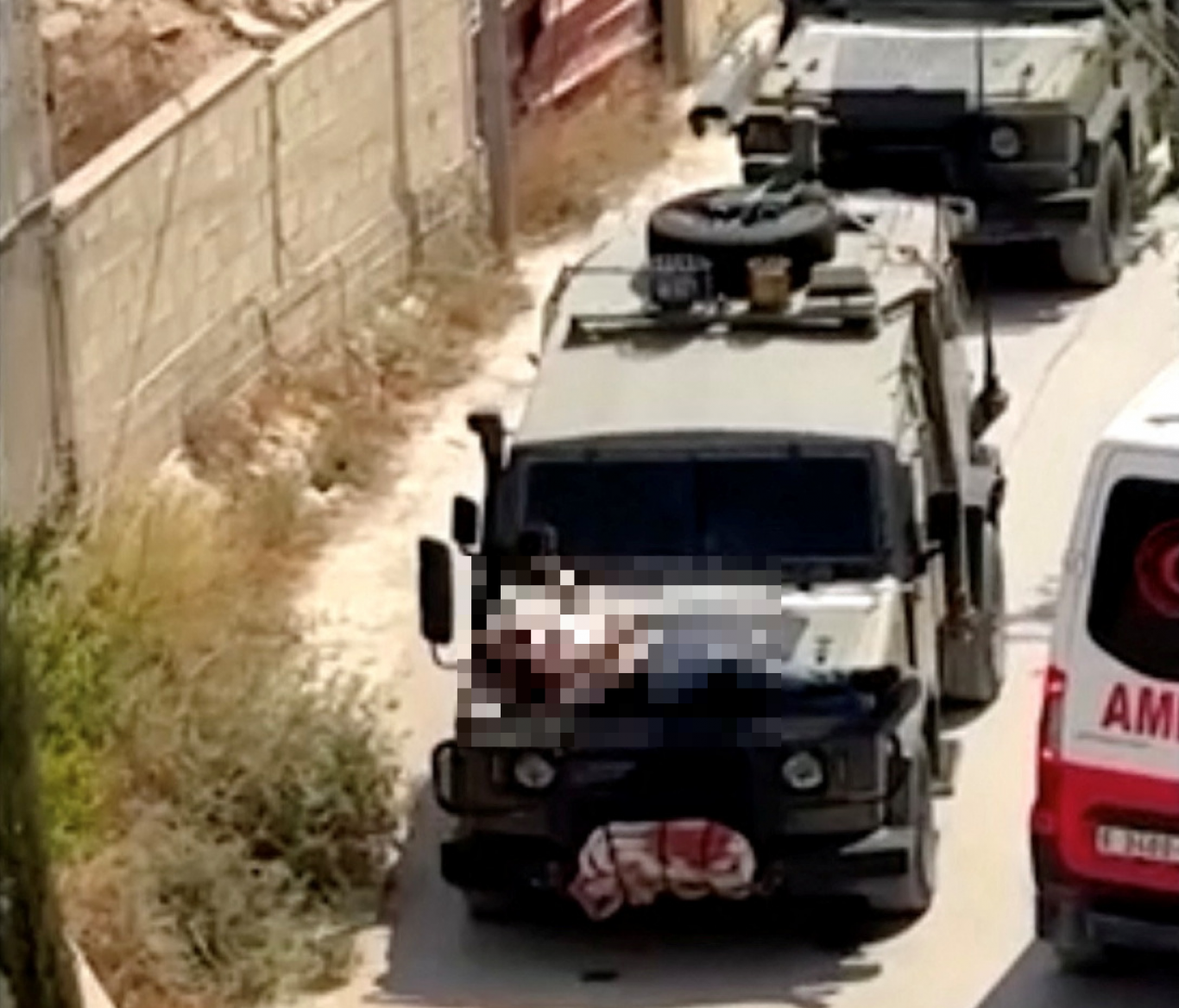 Izraeli katonai dzsip motorháztetőjére szíjaztak egy sebesült palesztin férfit, a hadsereg azt ígéri, kivizsgálják az...