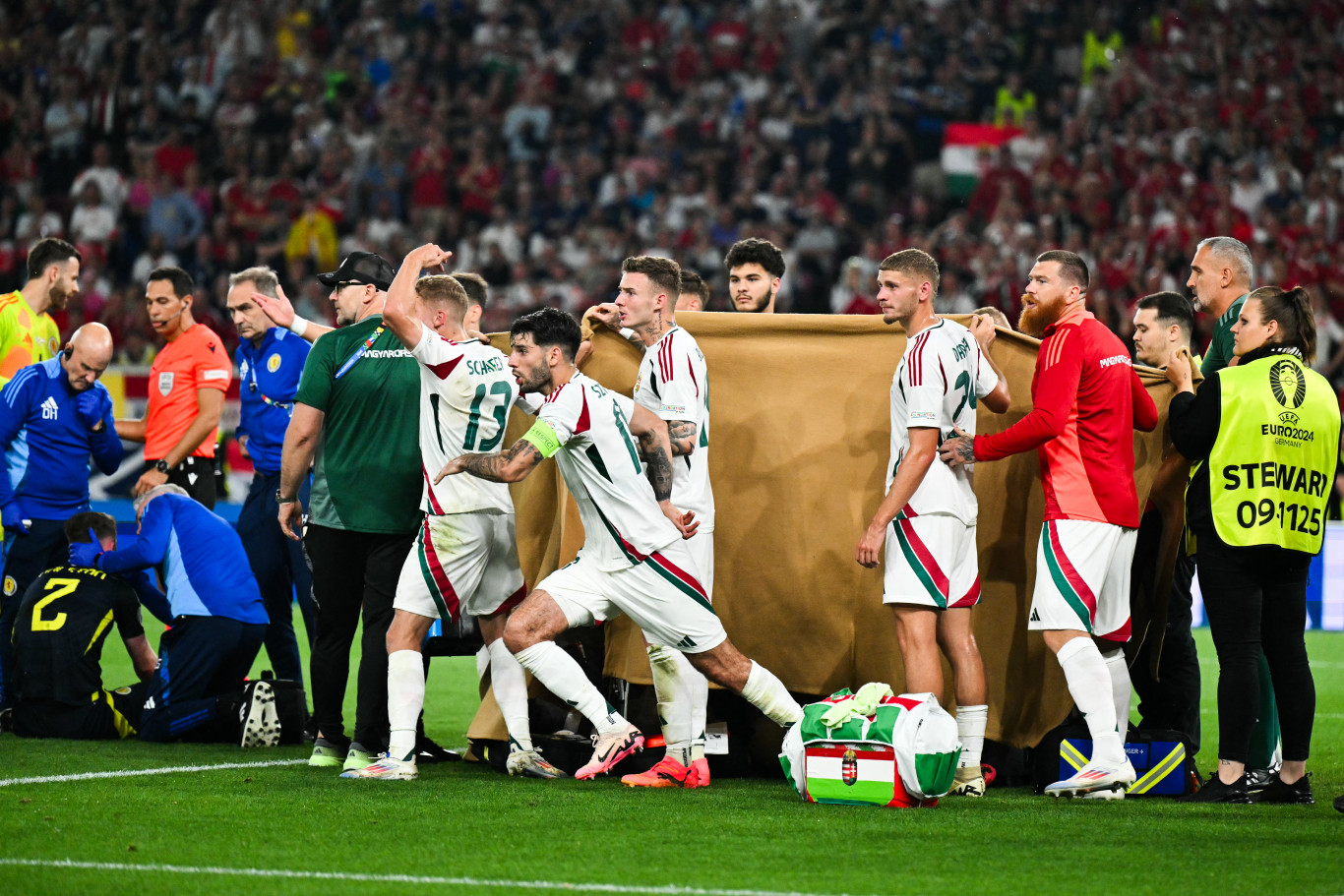Kényelmesen sétálva indultak ellátni az orvosok a magatehetetlenül fekvő Varga Barnabást