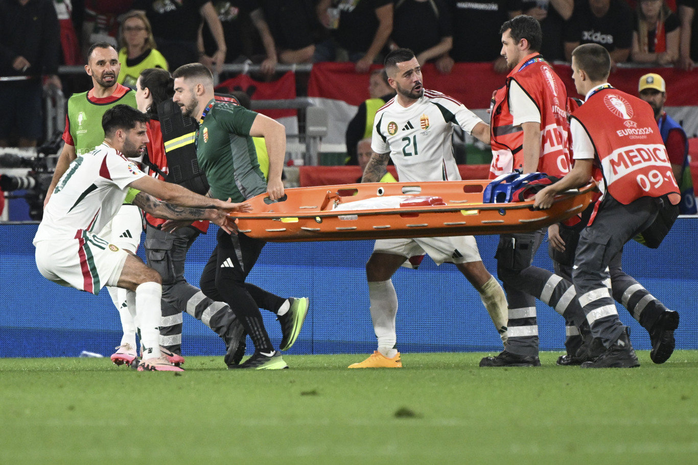 Az UEFA szerint minden a megfelelő rendben zajlott le a pályán a fejsérüléses Varga Barnabás kezelésénél