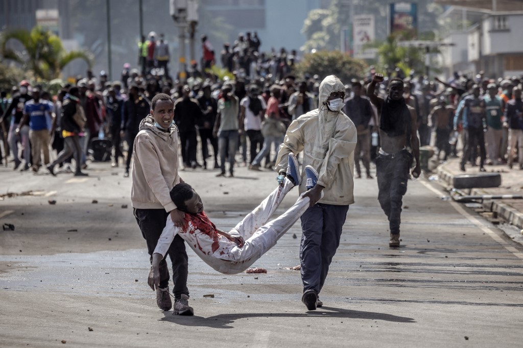 Legalább öt tüntetőt lelőtt a kenyai rendőrség, Obama testvérét is lefújták könnygázzal