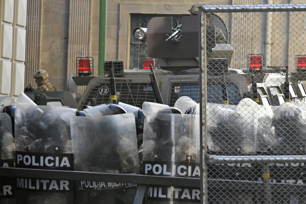 Felfegyverzett rendőrök a La Paz-i Murillo téren