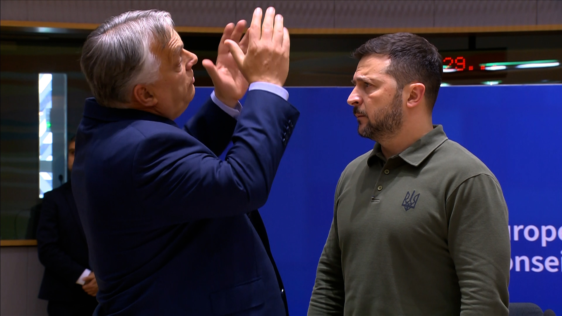 Orbán és Zelenszkij heves egyeztetésbe kezdett a brüsszeli tárgyalóteremben