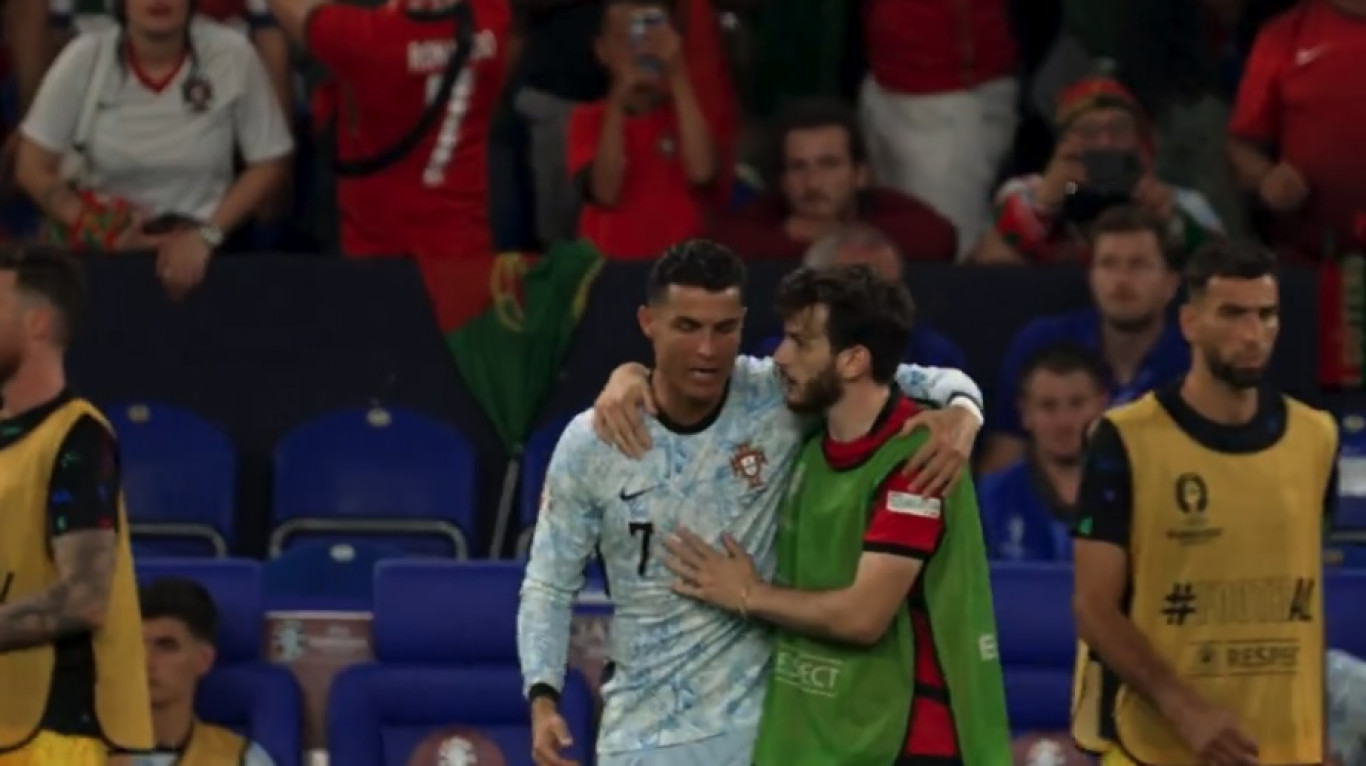Előkerült néhány fotó, amiken a 12 éves Kvarachelia (és még 4 grúz válogatott játékos) látható Cristiano Ronaldo oldalán
