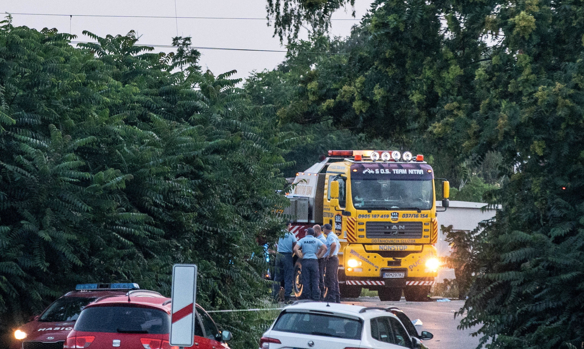 Tűzoltók az Érsekújvár (Nové Zámky) közelében történt vonatbaleset helyszínén 2024. június 27-én, miután autóbusszal ütközött egy Prágából Budapestre tartó gyorsvonat egy vasúti átjárónál.