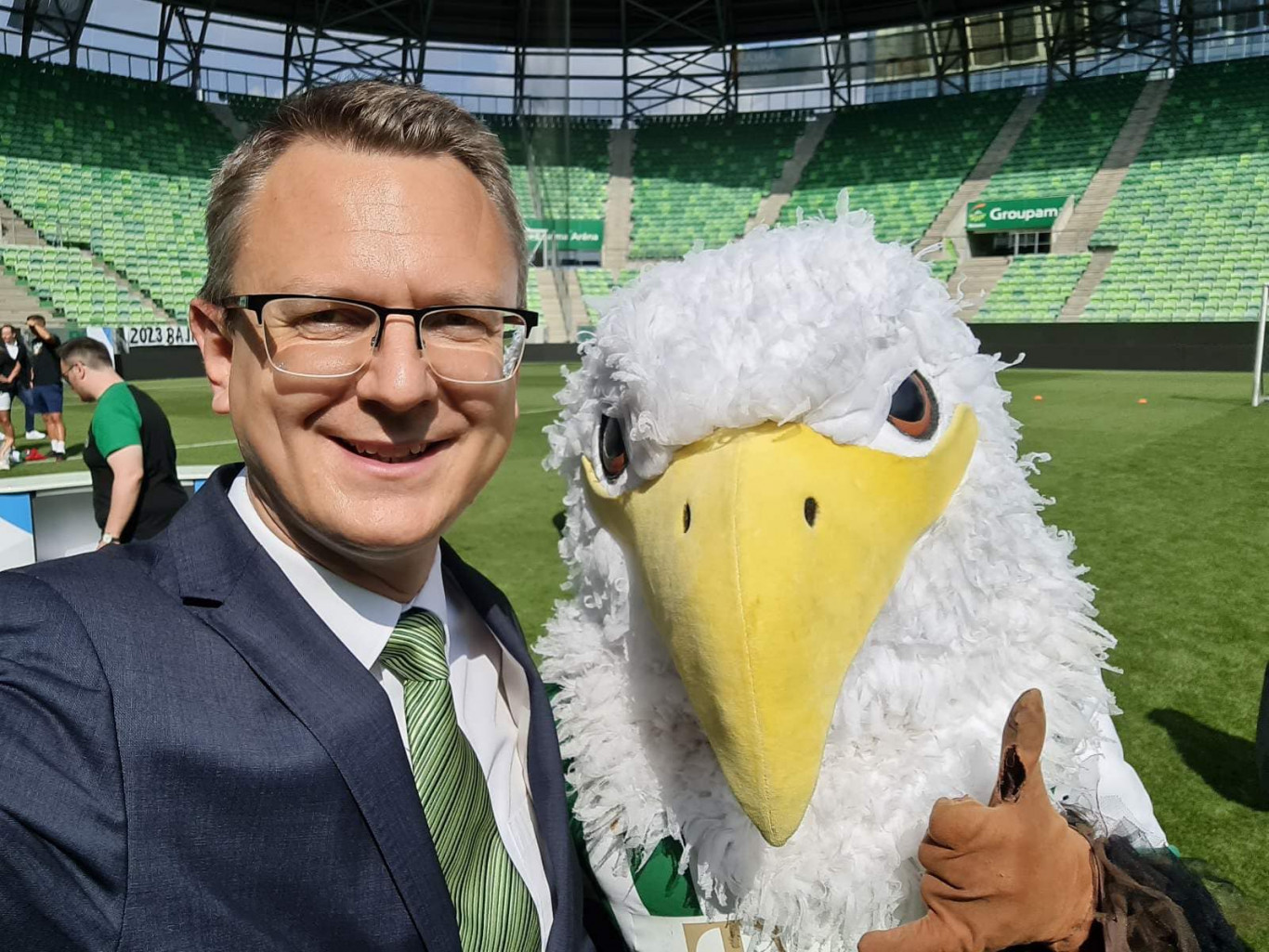 Rétvári Bence fotójával vernek át embereket