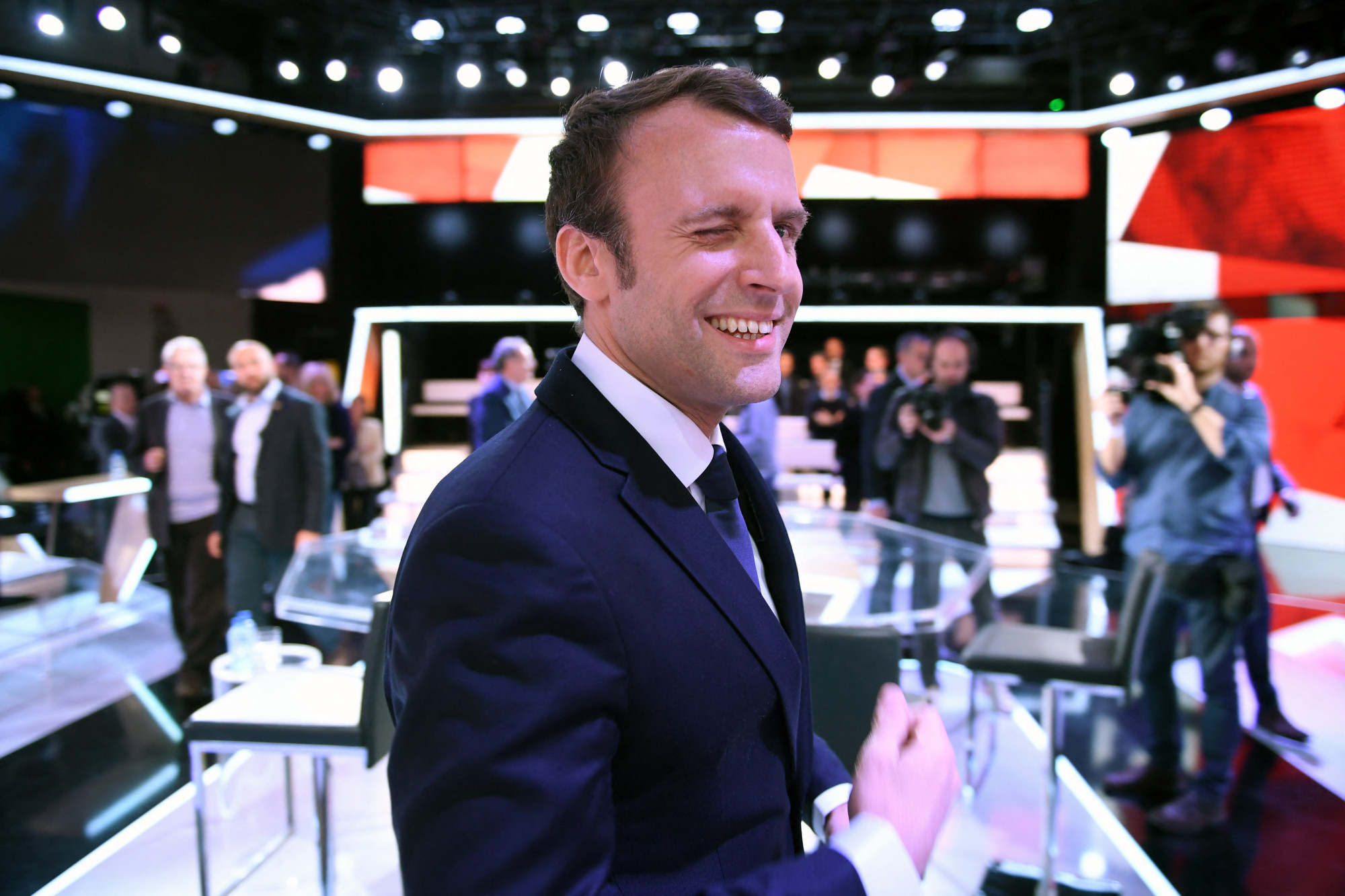 Emmanuel Macron 2017-ben egy tévéstúdióban.