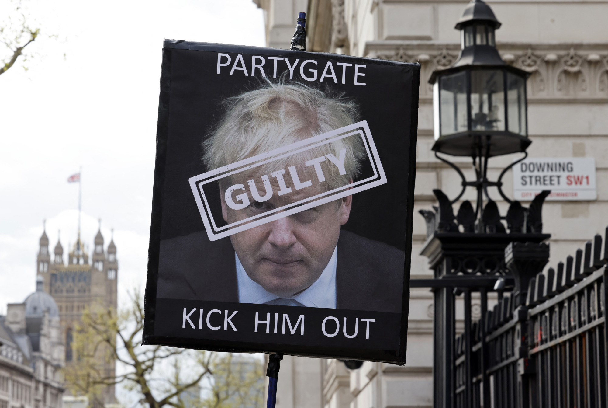 Boris Johnson covidbulijai ellen tiltakozó transzparens 2022 áprilisában