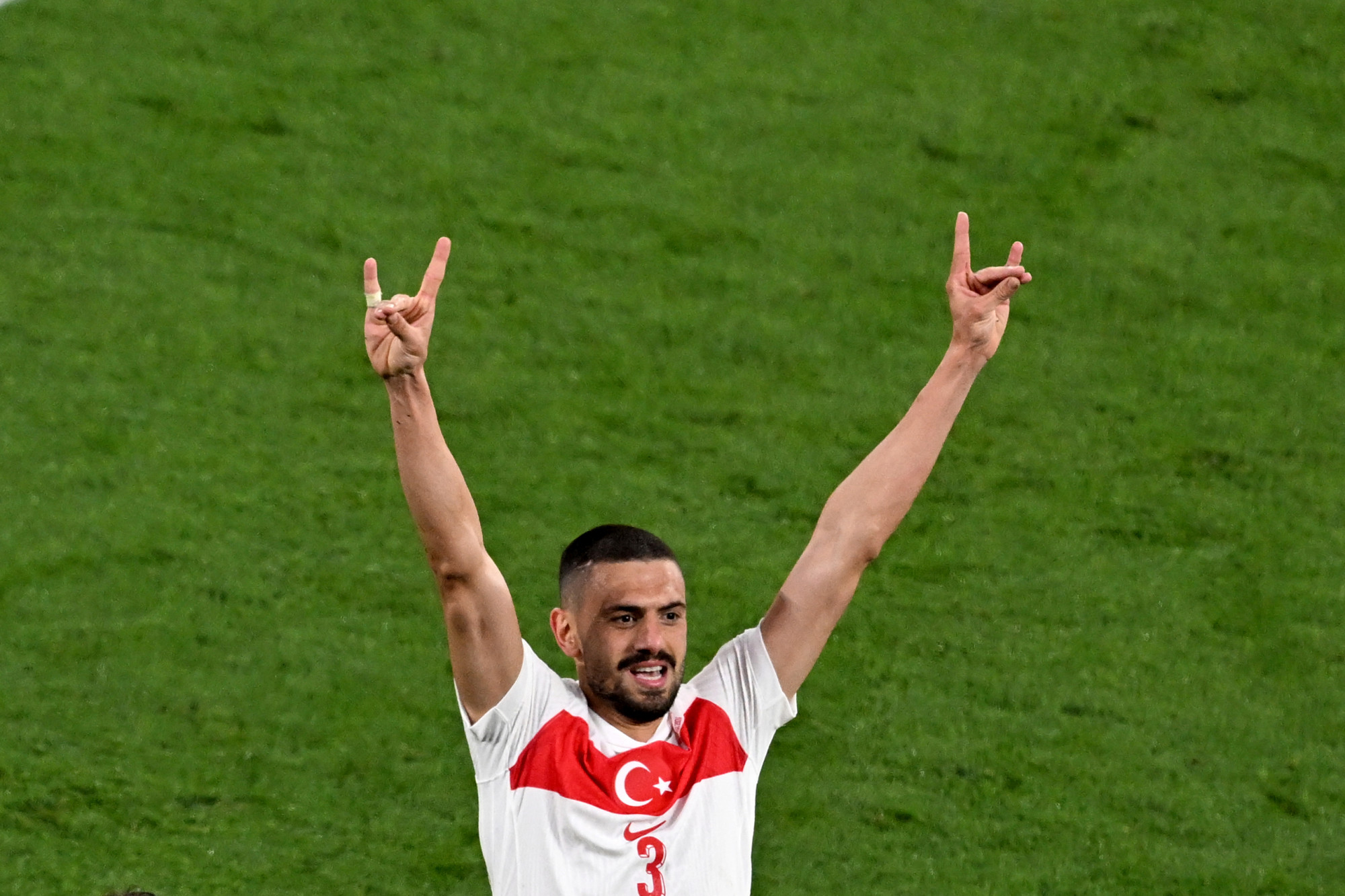Merih Demiral az Ausztria elleni második gólját farkasjellel ünnepli Lipcsében 2024. július 2-án.