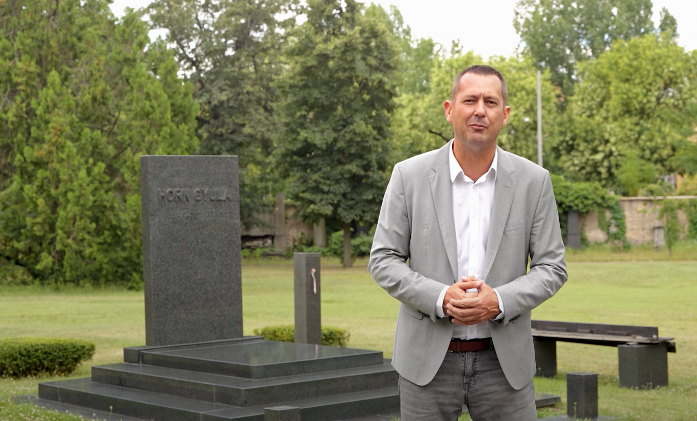 Molnár Zsolt Horn Gyula sírja mellett beszélt az MSZP sikereiről