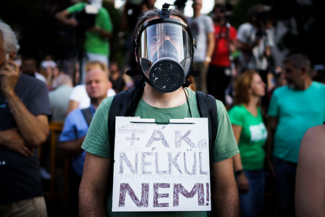 Tüntetés az erdők tarvágása és a nemzeti parkok eladása ellen, Budapesten az Agrárminisztérium korábbi épülete előtt, 2022. augusztus 12-én. Fotó: TASZ/Pivarnyik Balázs