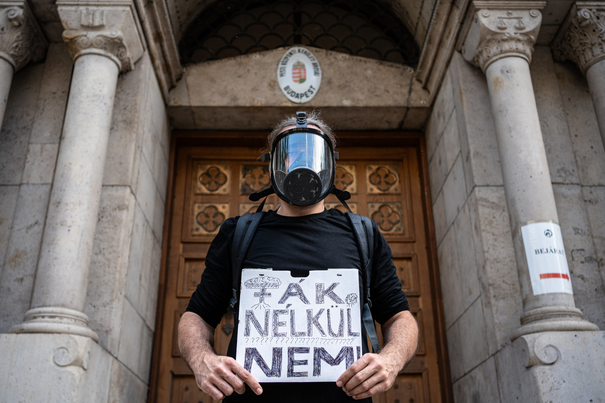 Ügyfelünk a tárgyalás után a Pesti Központi Kerületi Bíróság épülete előtt, 2024. június 5-én.