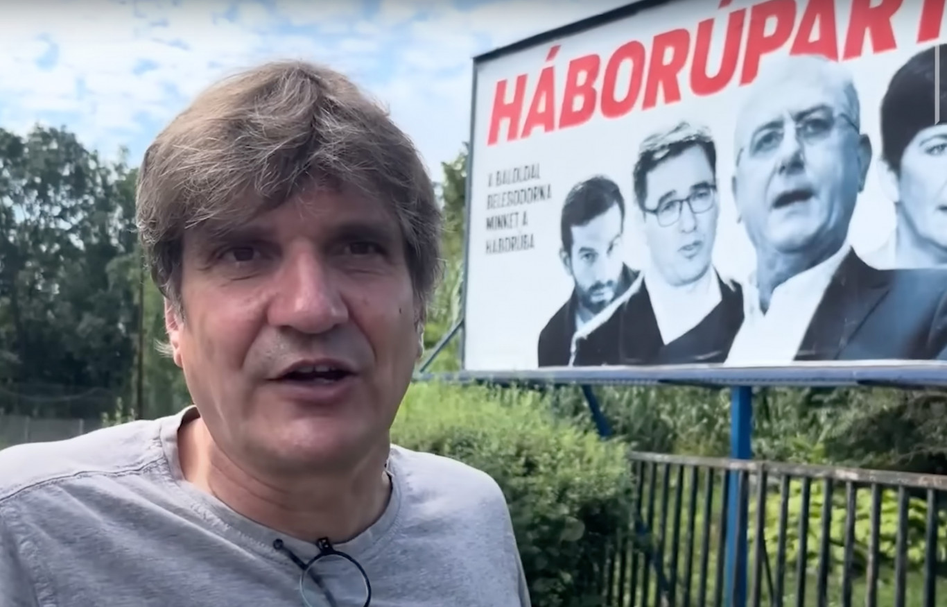 Felmentette a bíróság a kormányzati plakátokat „kijavító” pécsi aktivistát