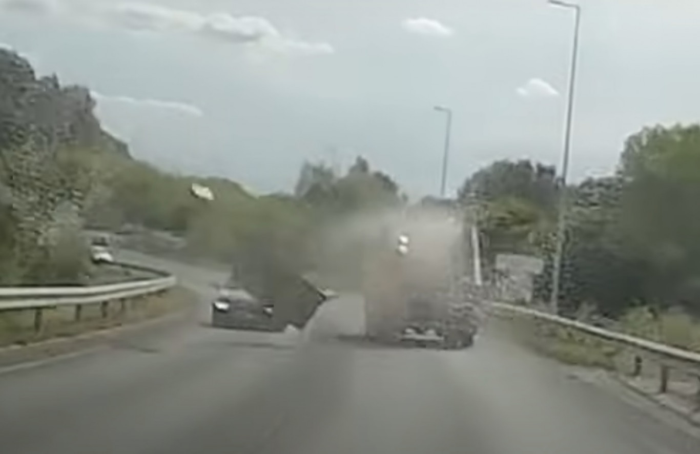 BMW-re zuhant a sitt egy teherautóról az M5-ös felett