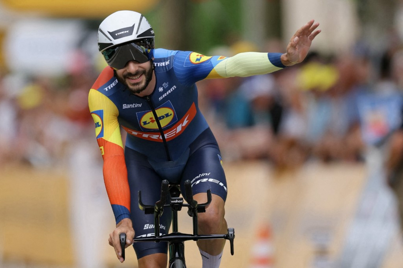 Megbüntették a francia kerékpárost, aki a Tour de France időfutamán megállt megcsókolni a feleségét