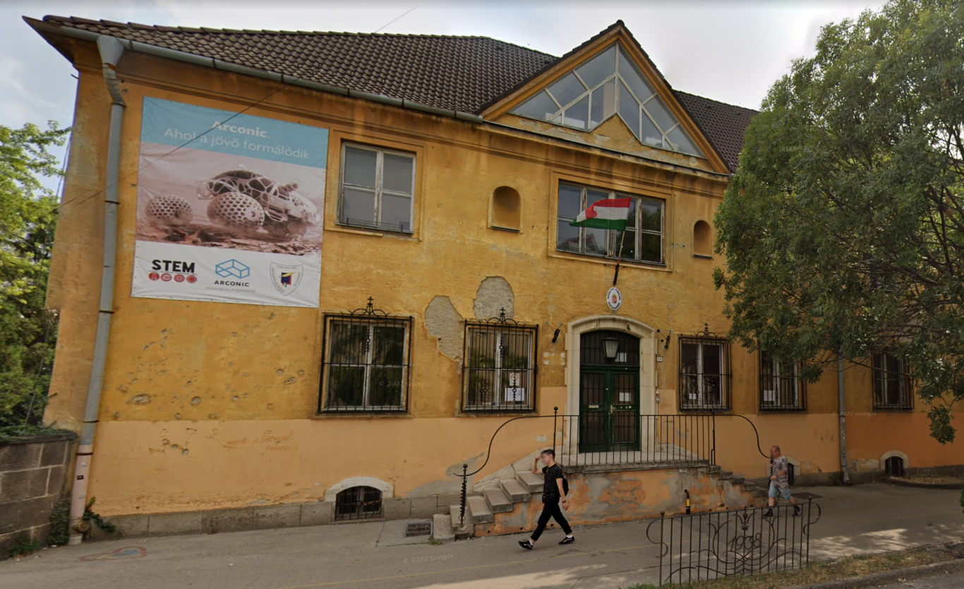 Tüntetést szerveztek szerdára a székesfehérvári gimnázium leváltott igazgatójáért
