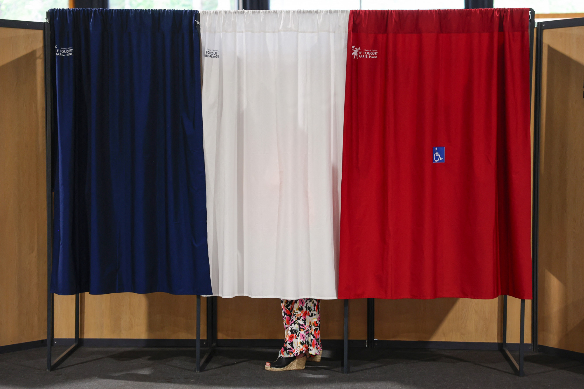 A második fordulóra bezuhant a jobboldal Franciaországban, Le Penék csak a harmadikok lesznek
