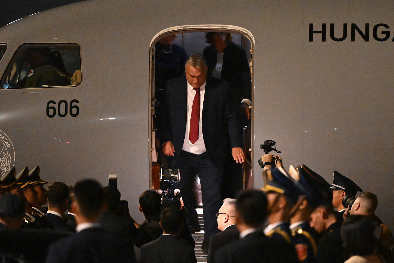 Orbán szálldos, mint a lepke, diktátorról diktátorra
