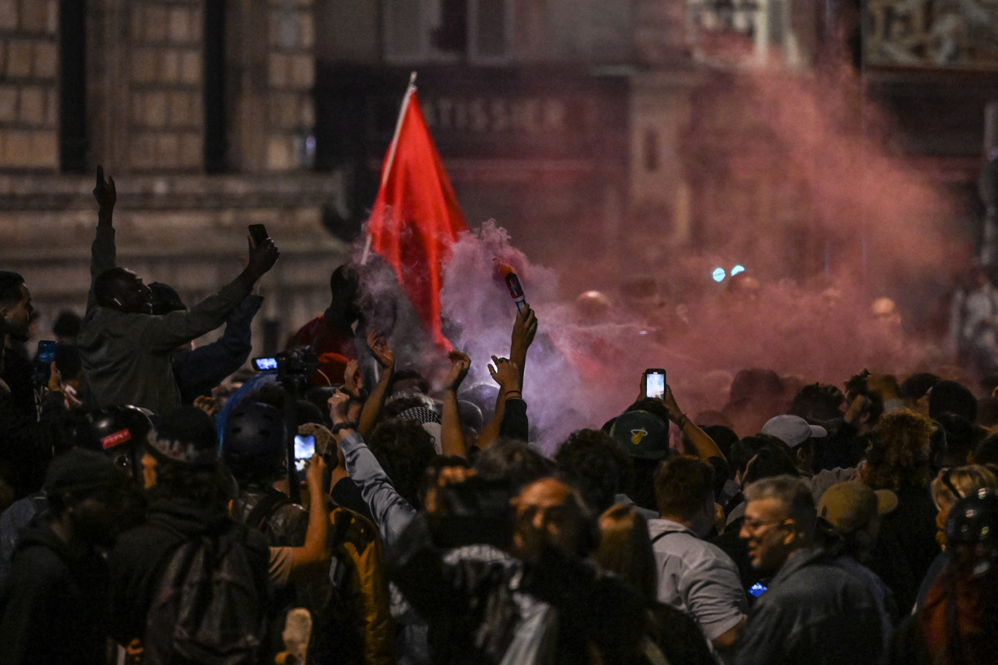 Szélsőbalosok csaptak össze rendőrökkel Párizsban