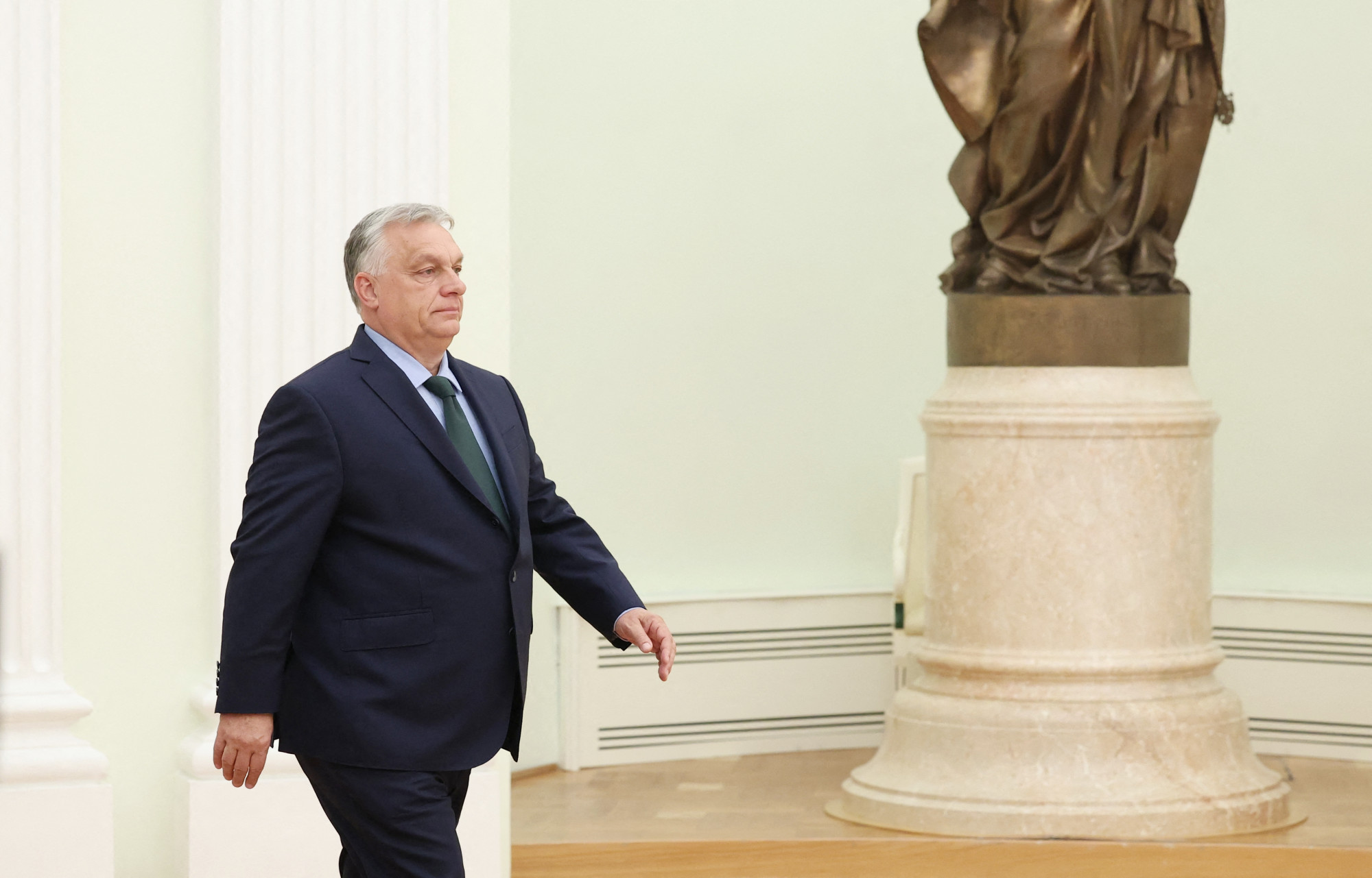 Orbán Viktor érkezik a talákozójára Vlagyimir Putyinnal a Kremlben 2024. július 5-én.