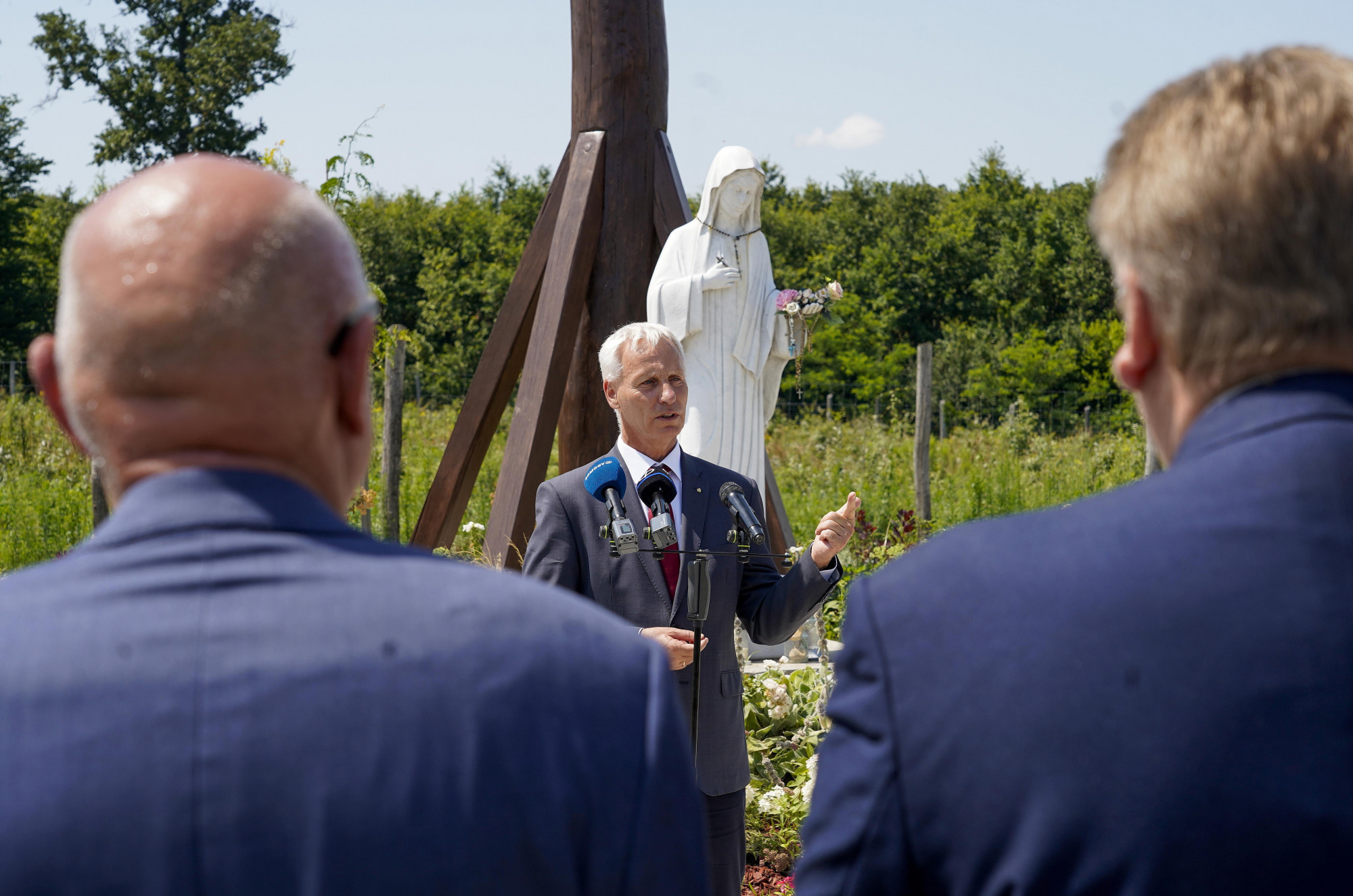 Soltész Miklós, a Miniszterelnökség egyházi és nemzetiségi kapcsolatokért felelős államtitkára beszédet mond a 22 évvel ezelőtti lengyel buszbaleset helyszínén tartott megemlékezésen Balatonszentgyörgyön 2024. július 8-án