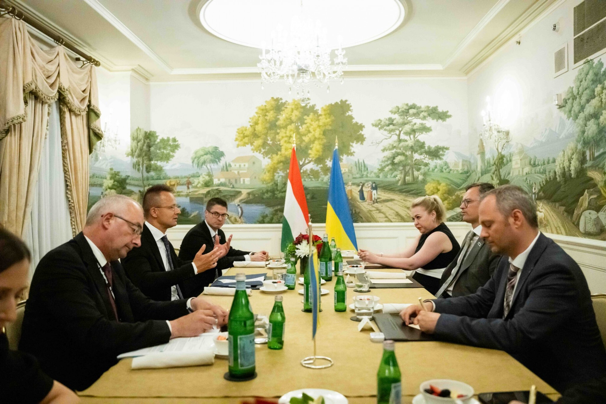 Szijjártó Péter a NATO-csúcson tárgyalt az ukrán külügyminiszterrel