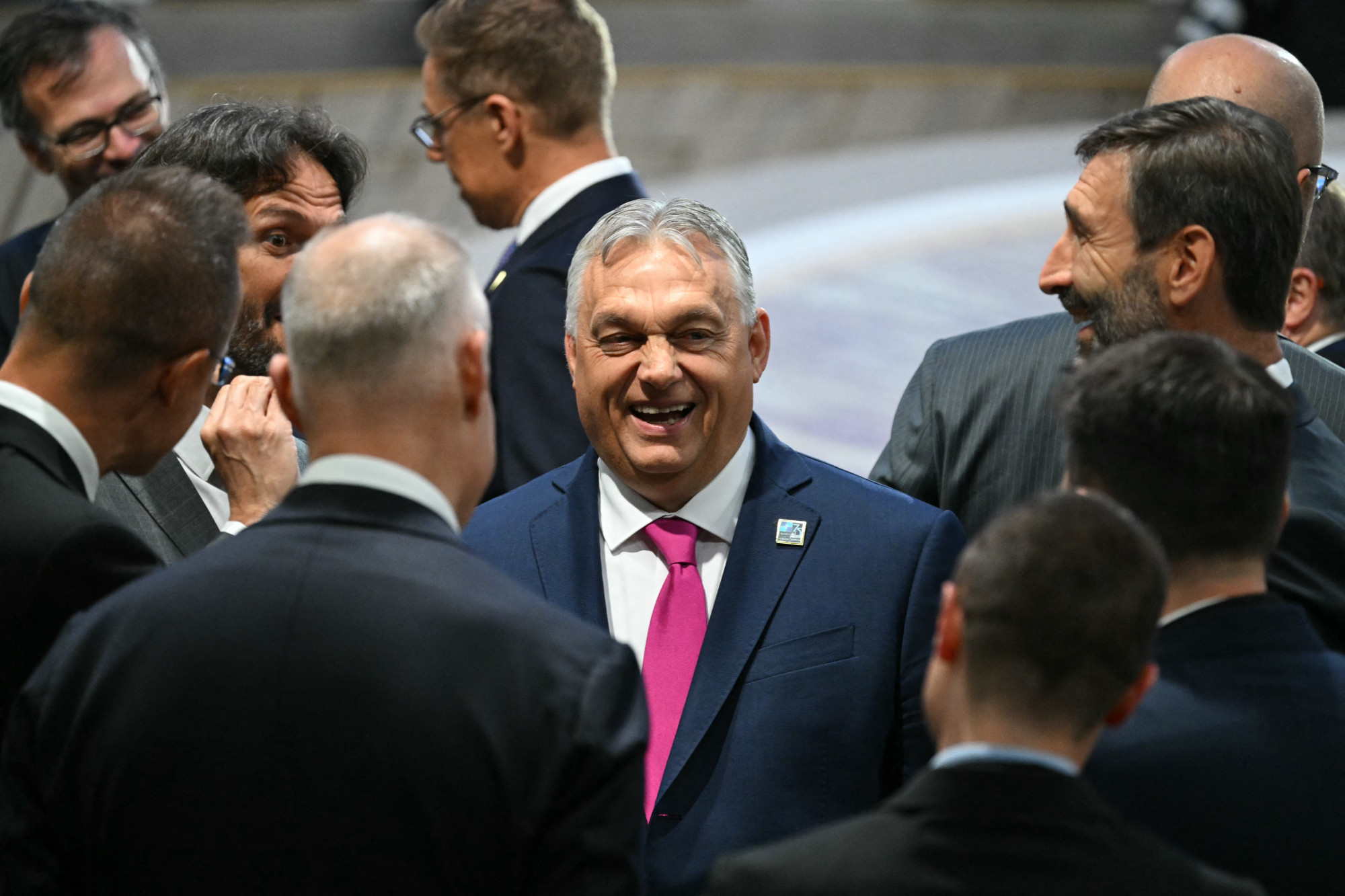 „Diplomáciai kalandozás”, „kisajátított elnökség”, „lenullázott bizalom” - nem kímélik a békemisszionárius Orbánt a nyugati politikusok