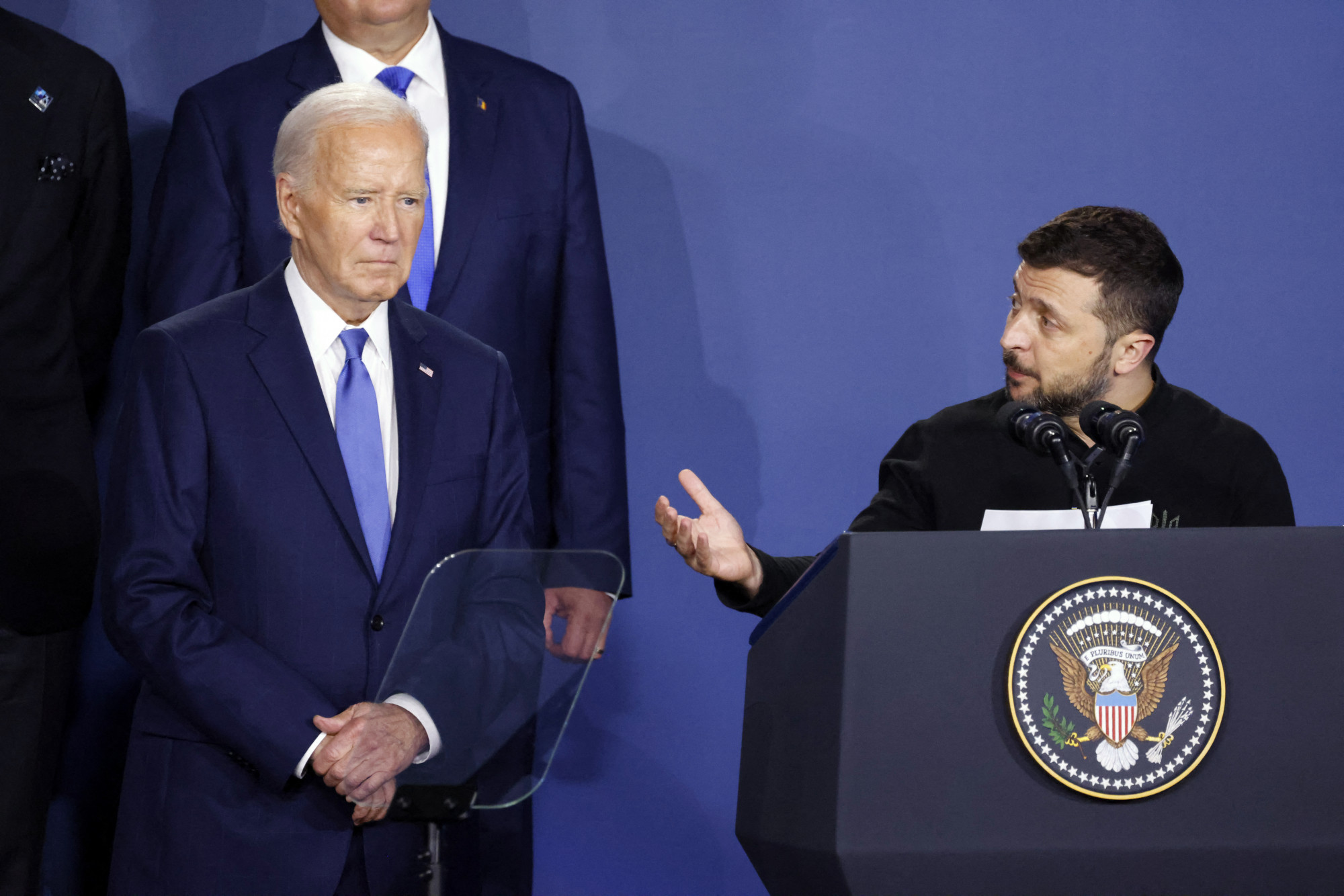 Bidennek sikerült Putyinnak hívnia a mellette álló Zelenszkijt